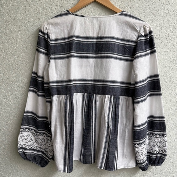 Crown & Ivy Peplum Top Black & White Long Sleeve Aztec Babydoll Women’s Size Med - Picture 4 of 13